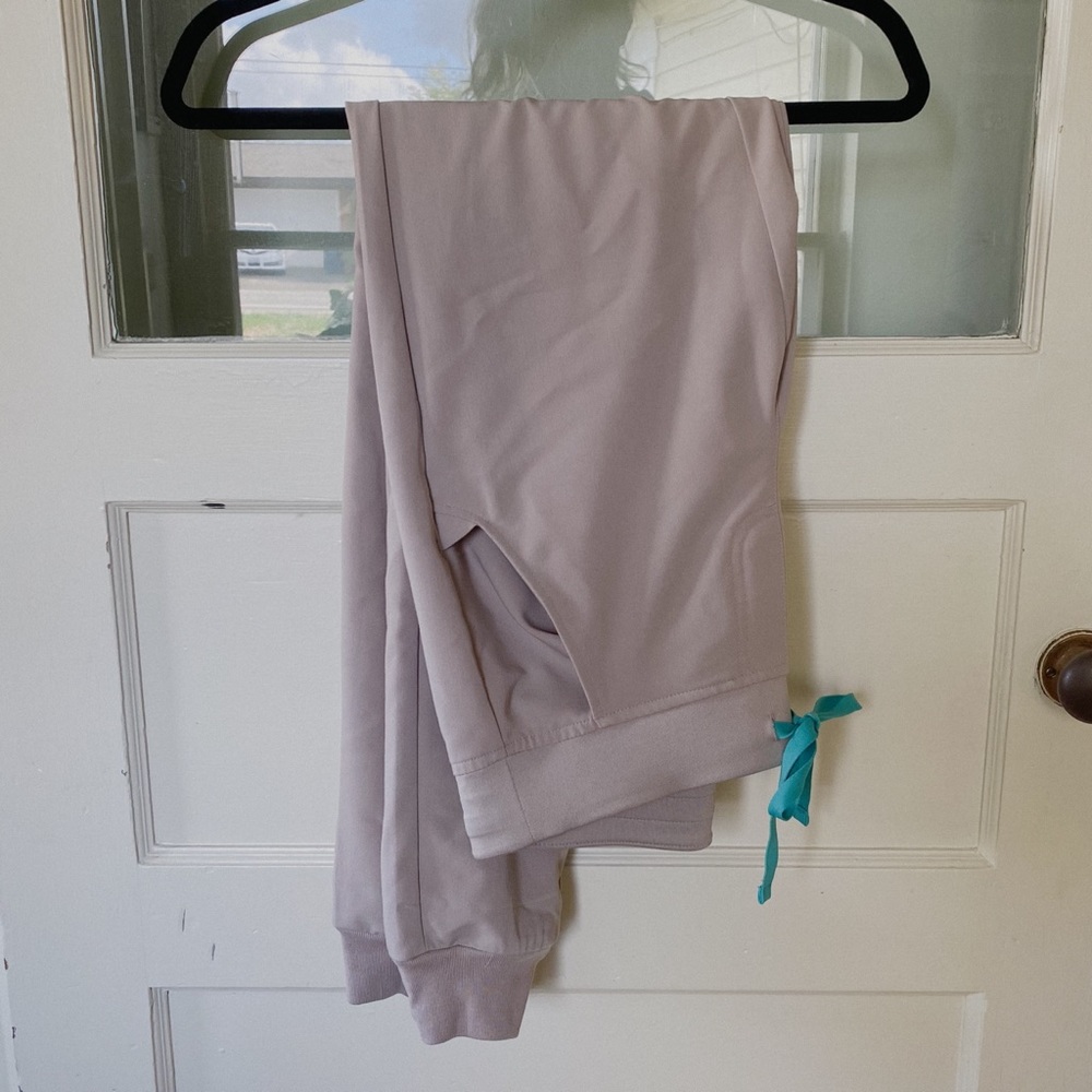 FIGS Boulder Zamora scrubs XS Tall.
